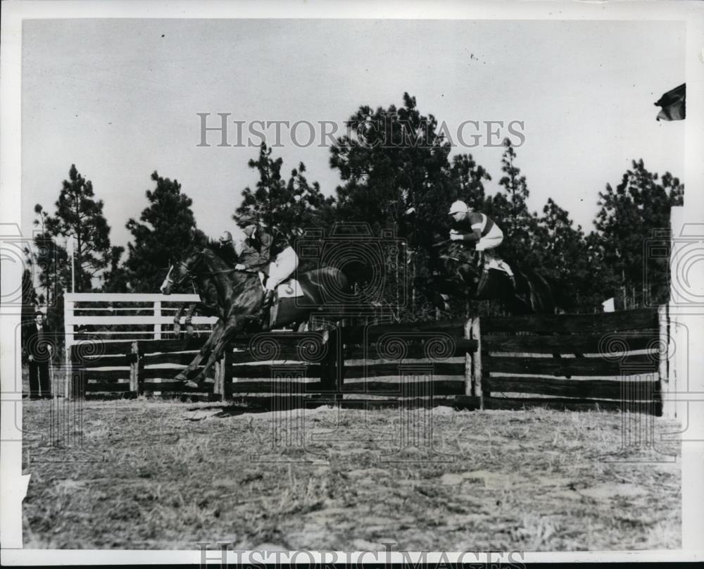 1935 Press Photo Sandhills Steeplechase in NC Charioteer wins vs Hale Dale - Historic Images