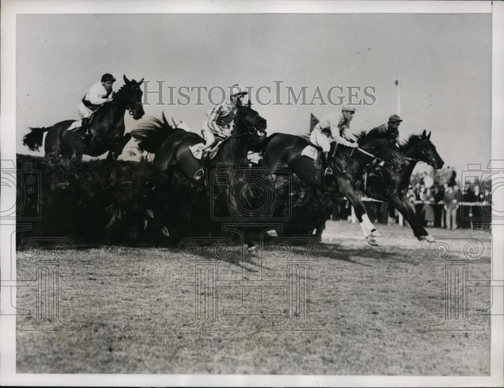 1937 Press Photo Croatan Steeplechase in NC horses over the second jump - Historic Images