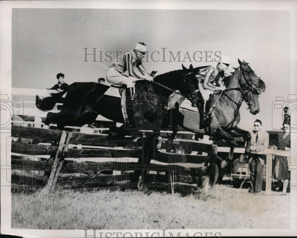 1940 Press Photo Sandhills Steeplechase in NC Postman Home &amp; jockey J Harrison - Historic Images