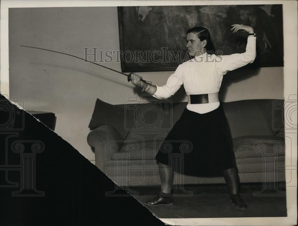 1932 Press Photo Belgian Lina Gilbert at Olympic fencing tryouts in NY - Historic Images