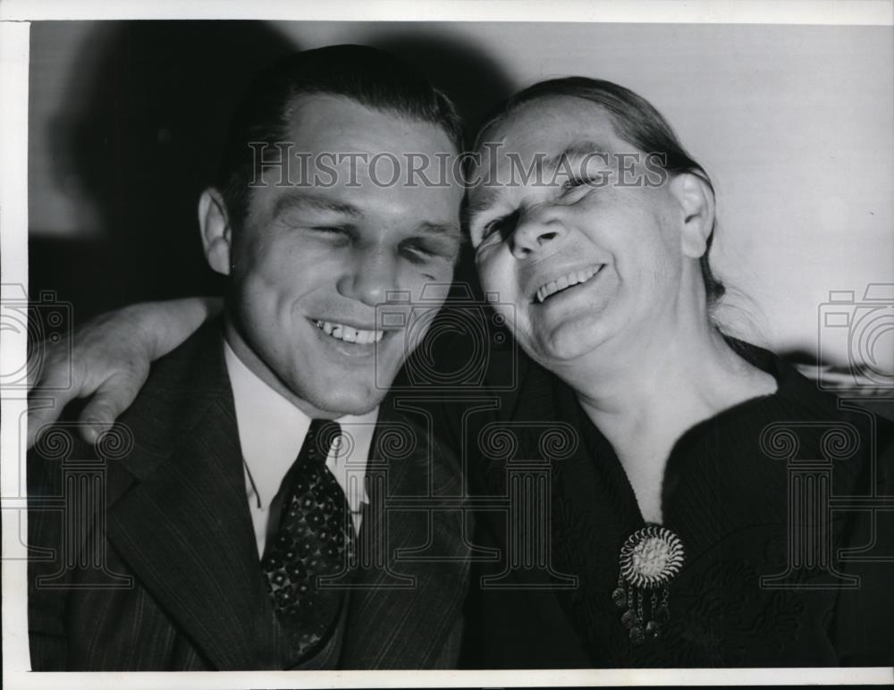 1941 Press Photo boxer Tony Zale poses with mom after triumphant return home - Historic Images