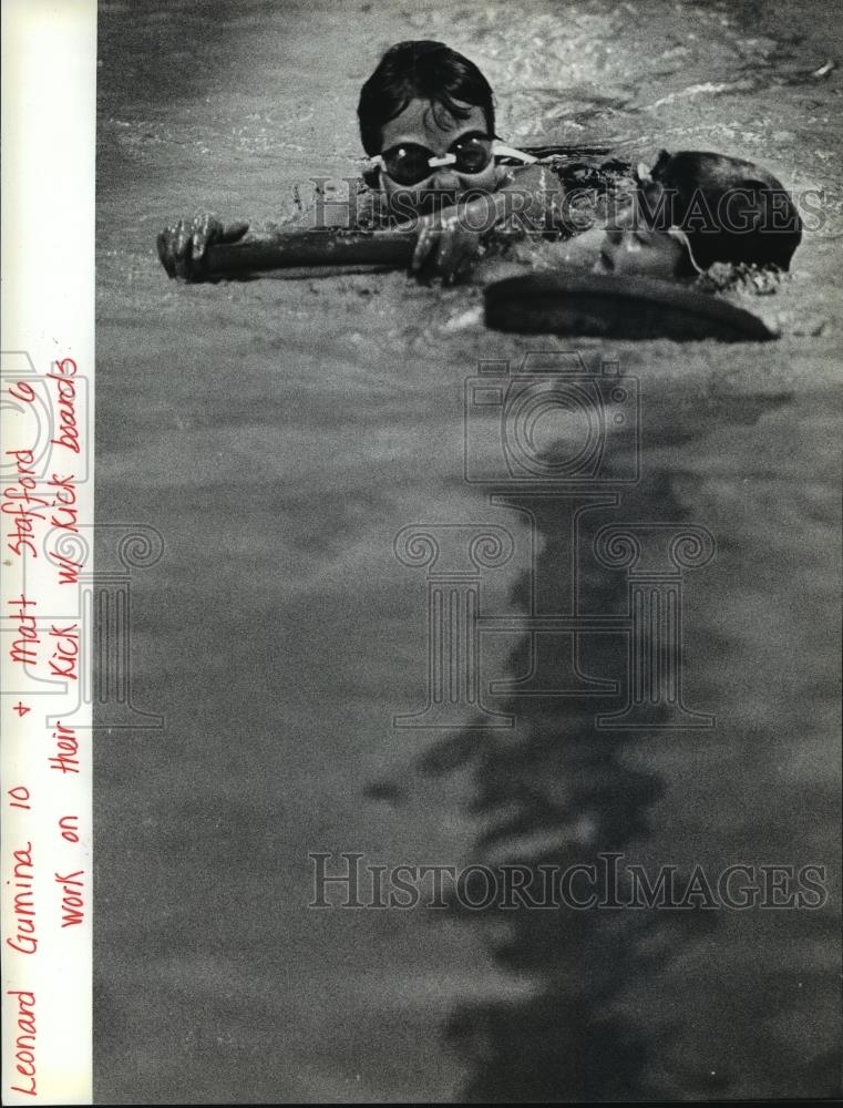 1983 Press Photo Leonard Gumina and Matt Stafford practice kicks at YMCA - Historic Images