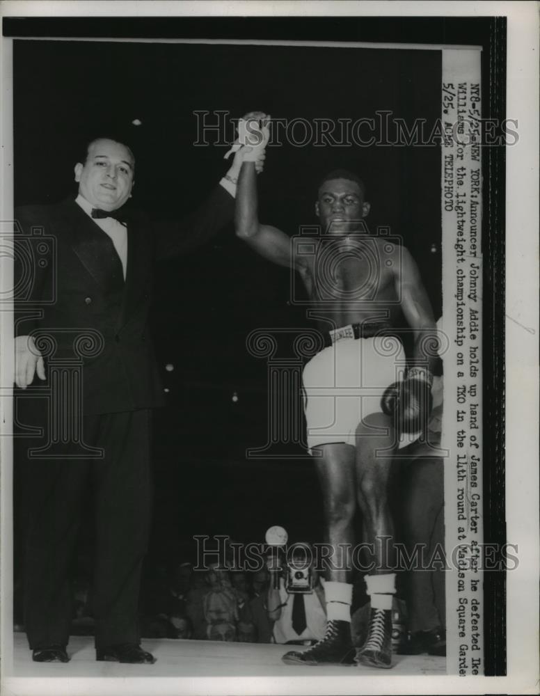 1951 Press Photo Announcer John Addie &amp; boxer James Carter won vs Ike Williams - Historic Images