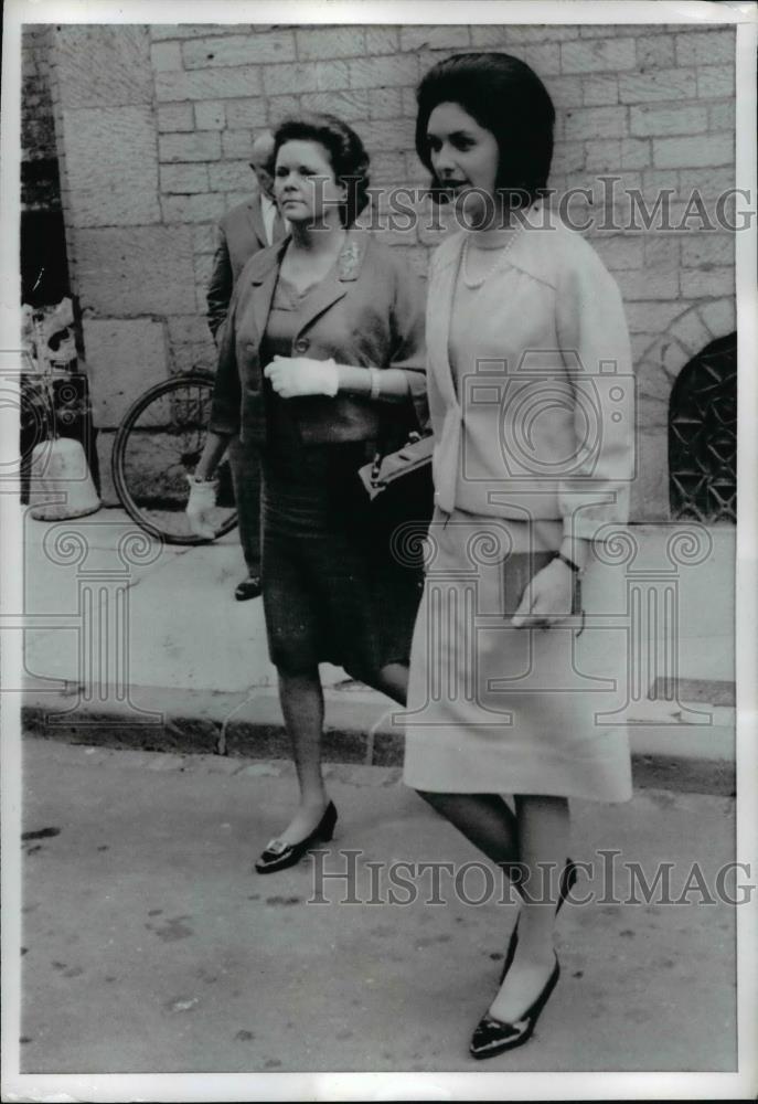 1966 Press Photo Lynda Johnson With Mrs McGhee vVisits 800 Year Old Cathedral - Historic Images