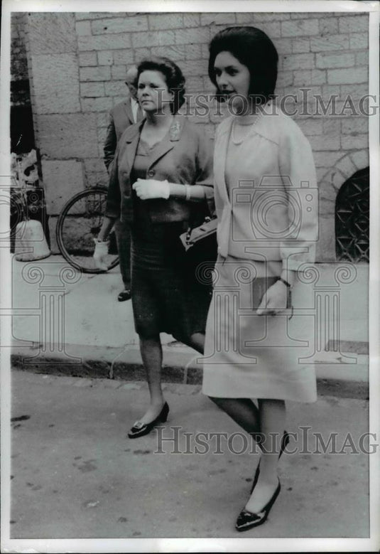 1966 Press Photo Lynda Johnson With Mrs McGhee vVisits 800 Year Old Cathedral - Historic Images