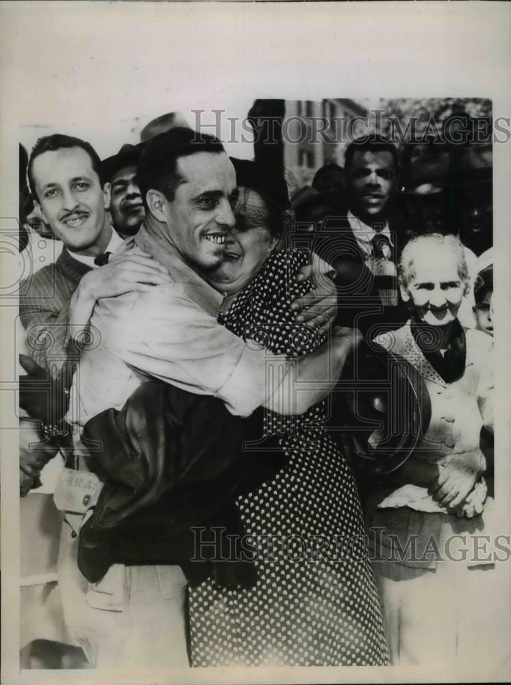 1945 Press Photo Soldier Eurico Pacheco Guimaraes &amp; Mother Hug, Rio de Janeiro - Historic Images