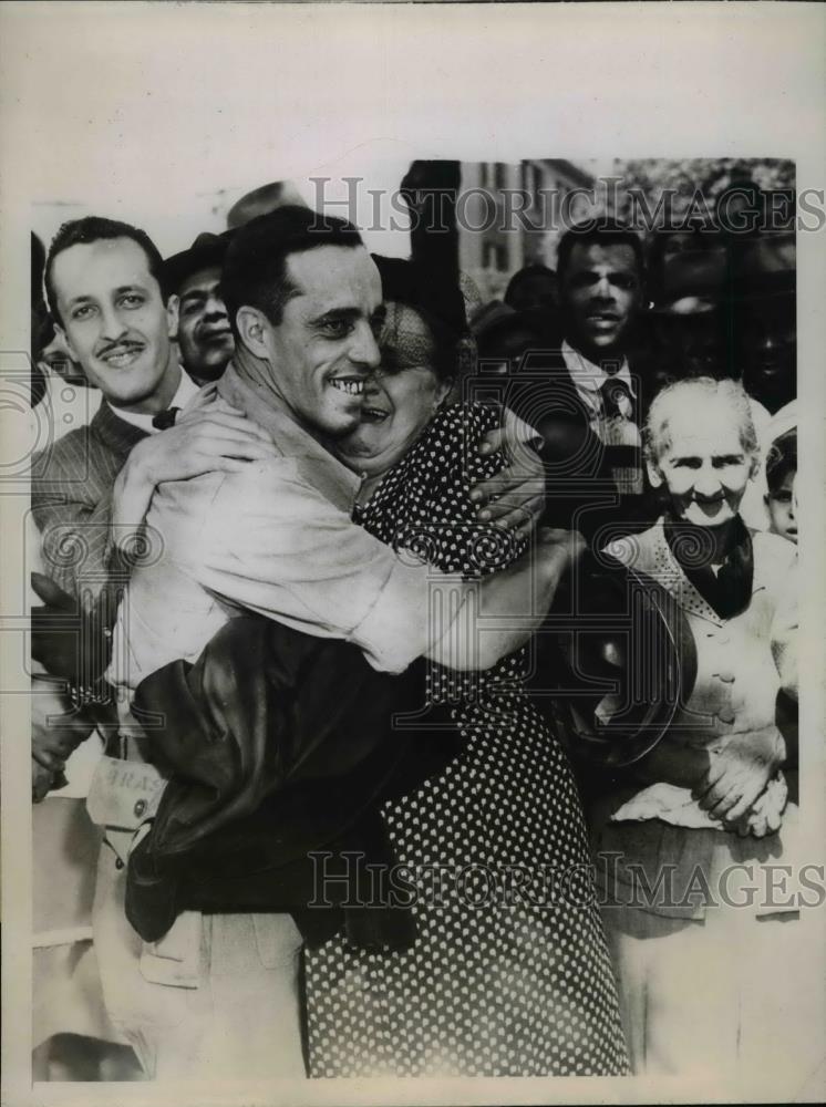 1945 Press Photo Soldier Eurico Pacheco Guimaraes & Mother Hug, Rio de Janeiro - Historic Images