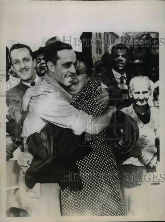 1945 Press Photo Soldier Eurico Pacheco Guimaraes & Mother Hug, Rio de Janeiro - Historic Images