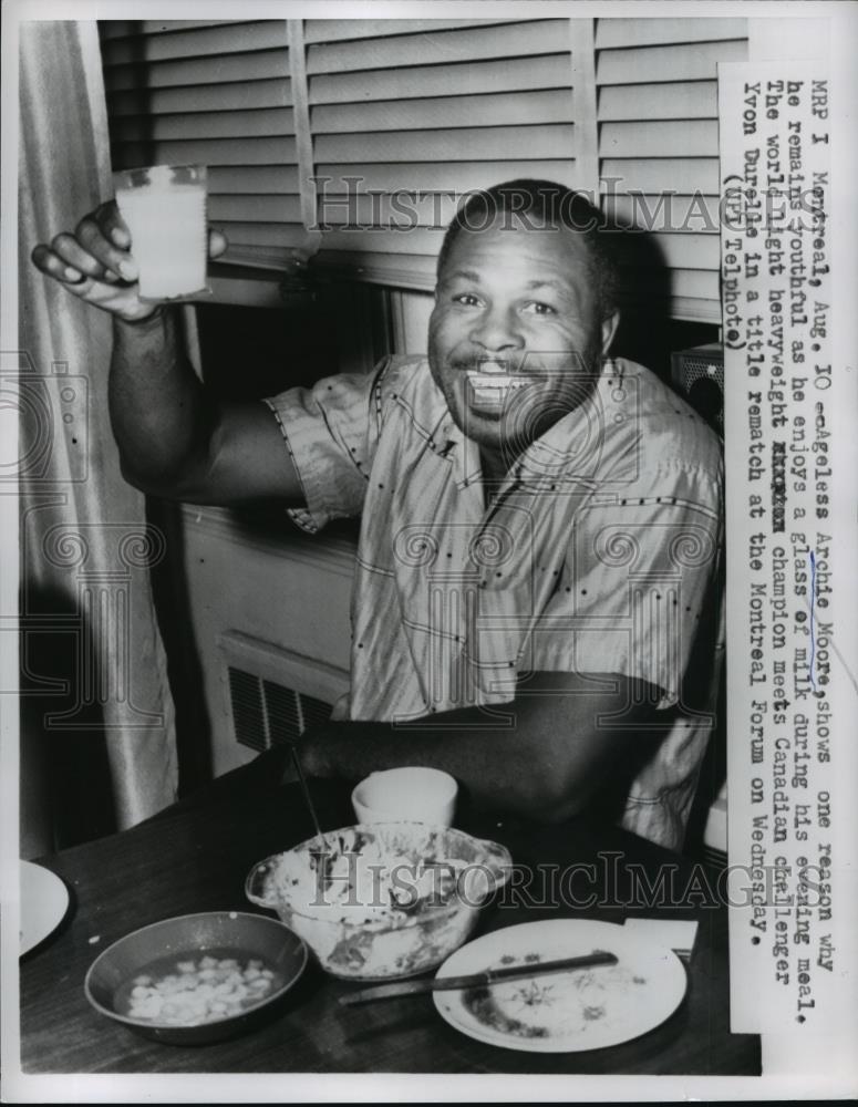 1959 Press Photo Boxer Archie Moore lt heavyweight chamo in Montreal - net27142 - Historic Images