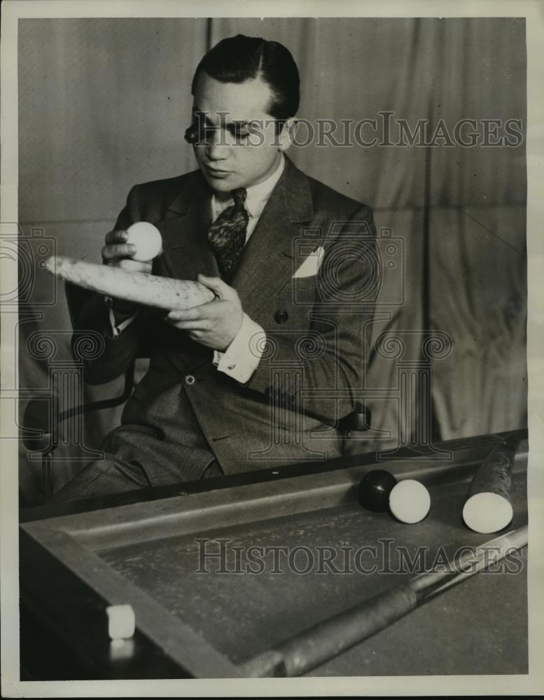 1935 Press Photo Boxer Barney Ross examine ivory at a Chicago shop - net27168 - Historic Images