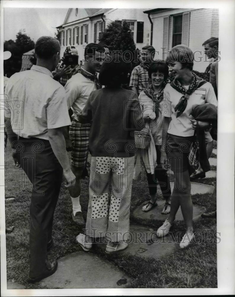 1966 Press Photo Luci Johnson and Fiance Arriving at a Texas-Style Wedding Party - Historic Images