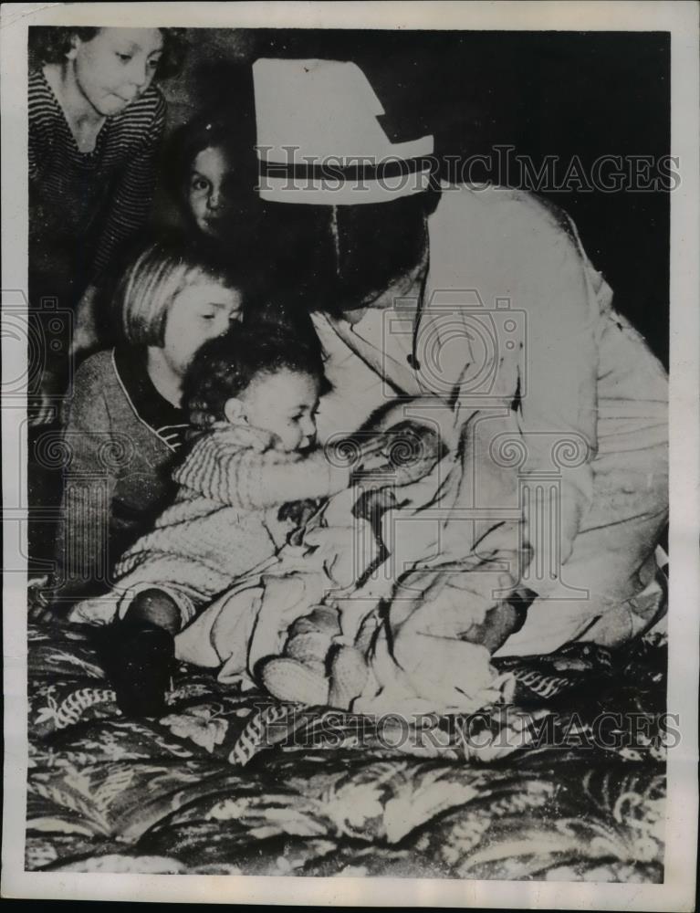 1937 Press Photo Children at Relief Station After Family Kitchen Evacuated - Historic Images