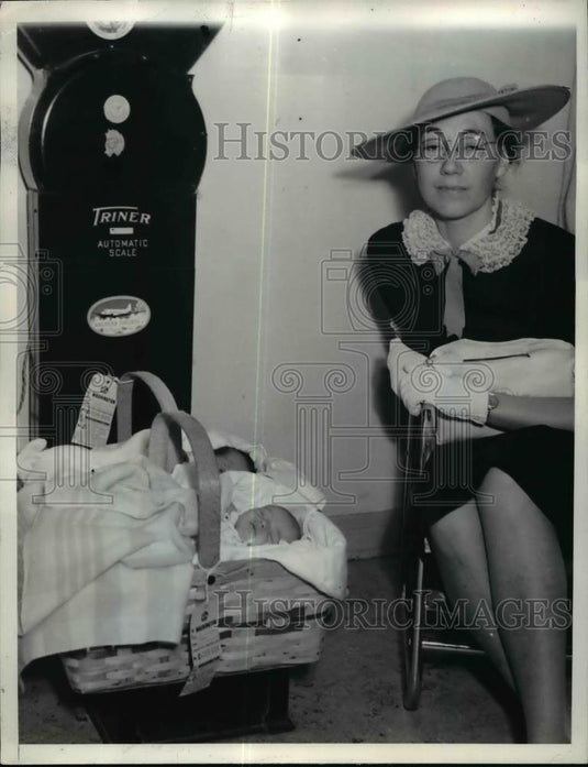 1939 Press Photo Helen Stark & Newborn Twins She Adopted in Phoenix, Arizona - Historic Images
