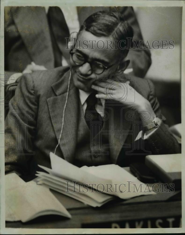 1952 Press Photo In Deep Thought Itaat Husain of Pakistan  - nef15635 - Historic Images