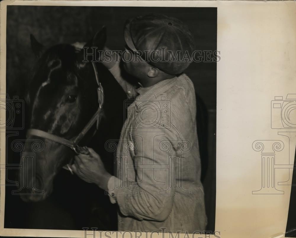 1939 Press Photo Stable boy Solon Rhodes &amp; horse Reaping Reward - net27604 - Historic Images