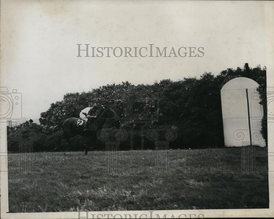 1946 Press Photo Jockey J Magee on Burma Road at Appleton Steeplechase - Historic Images