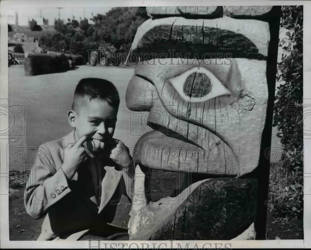 1957 Press Photo Little Boy Mocking Totem Pole at Fleishaker Zoo, San Francisco - Historic Images