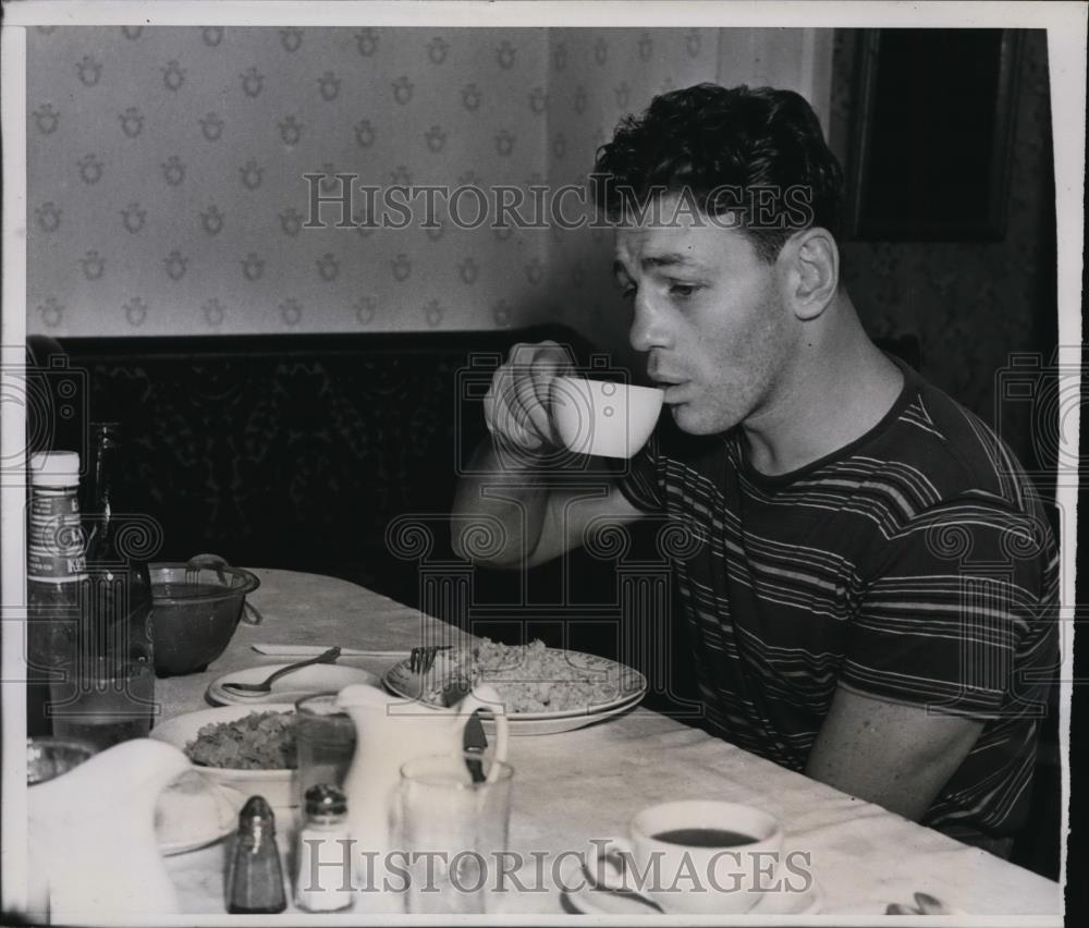 1939 Press Photo Bob Pastor eating hardy breakfast training for Joe Louis bout - Historic Images