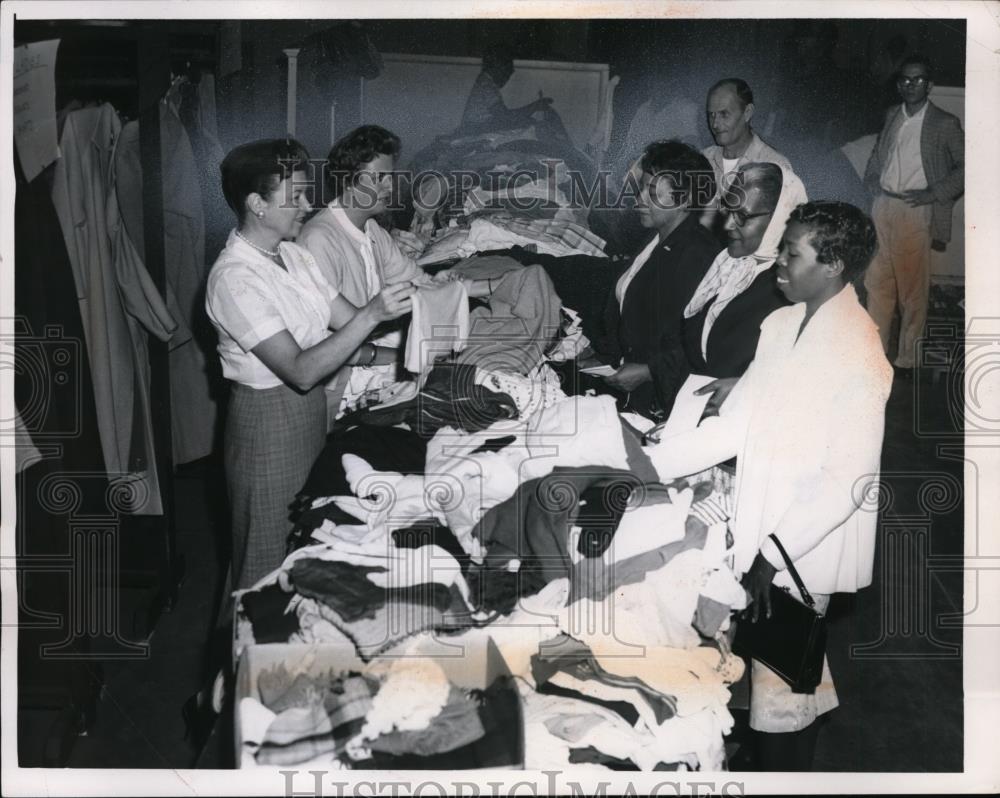 1960 Press Photo Christ Child Society Volunteers Back to School Clothing Drive - Historic Images