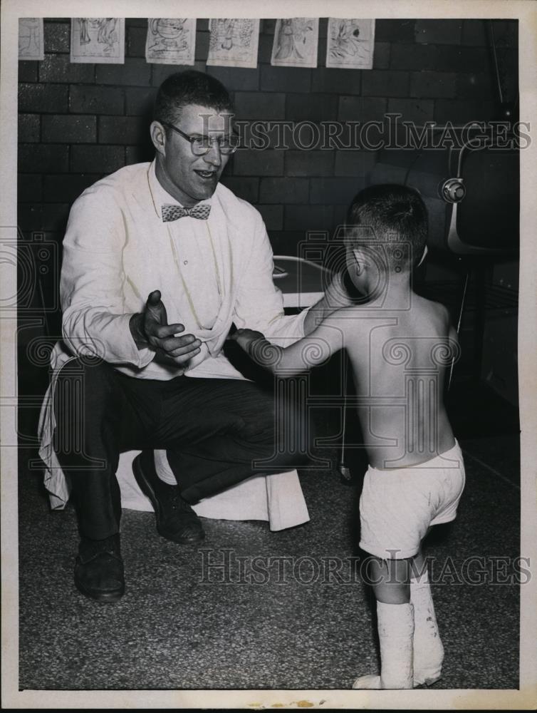 1962 Press Photo Former Chicago Bears end Dr Bill McColl at Illinois hospital - Historic Images