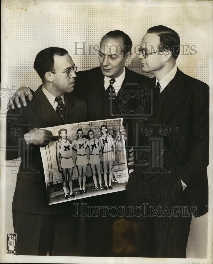 1940 Press Photo Gardner Cowles talks with Ted Husing, Drake Relays broadcast - Historic Images