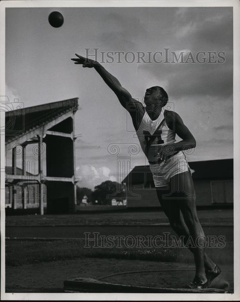 1947 Press Photo Michigan track star Charles Fonville throws the shot put - Historic Images