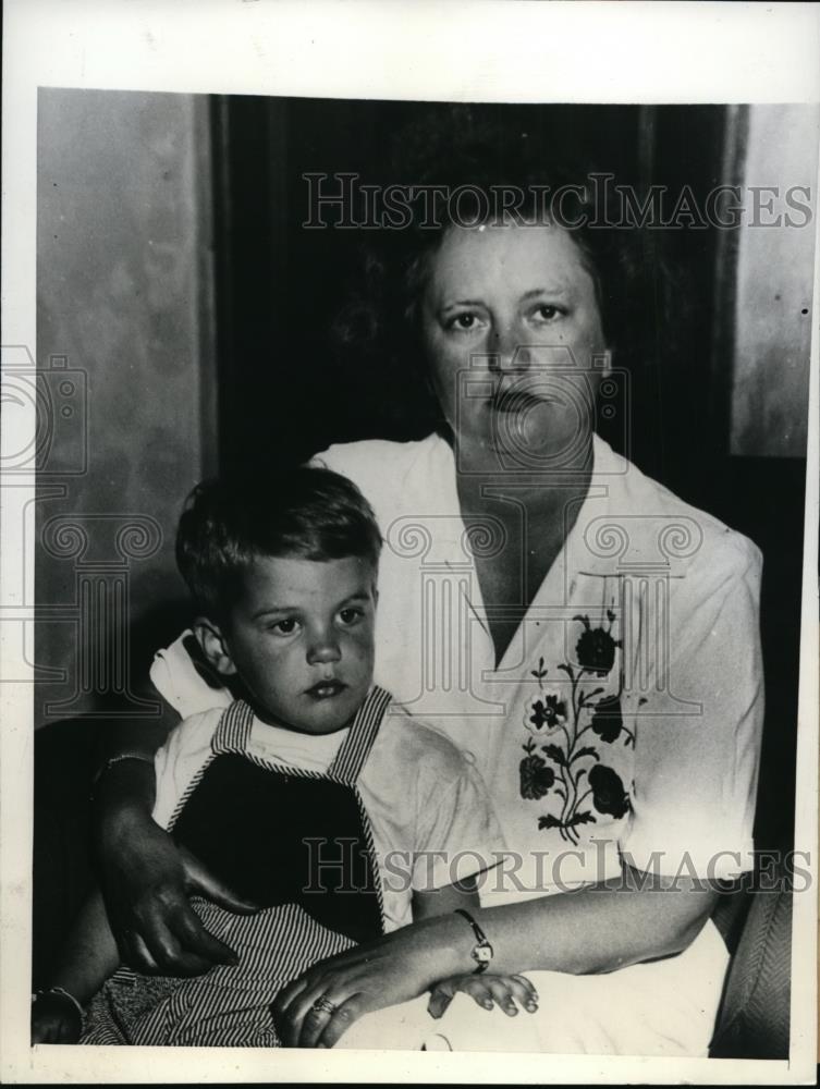 1943 Press Photo Widow Mrs. Carl H. Peterson & Son of Newtonville, Massachusetts - Historic Images