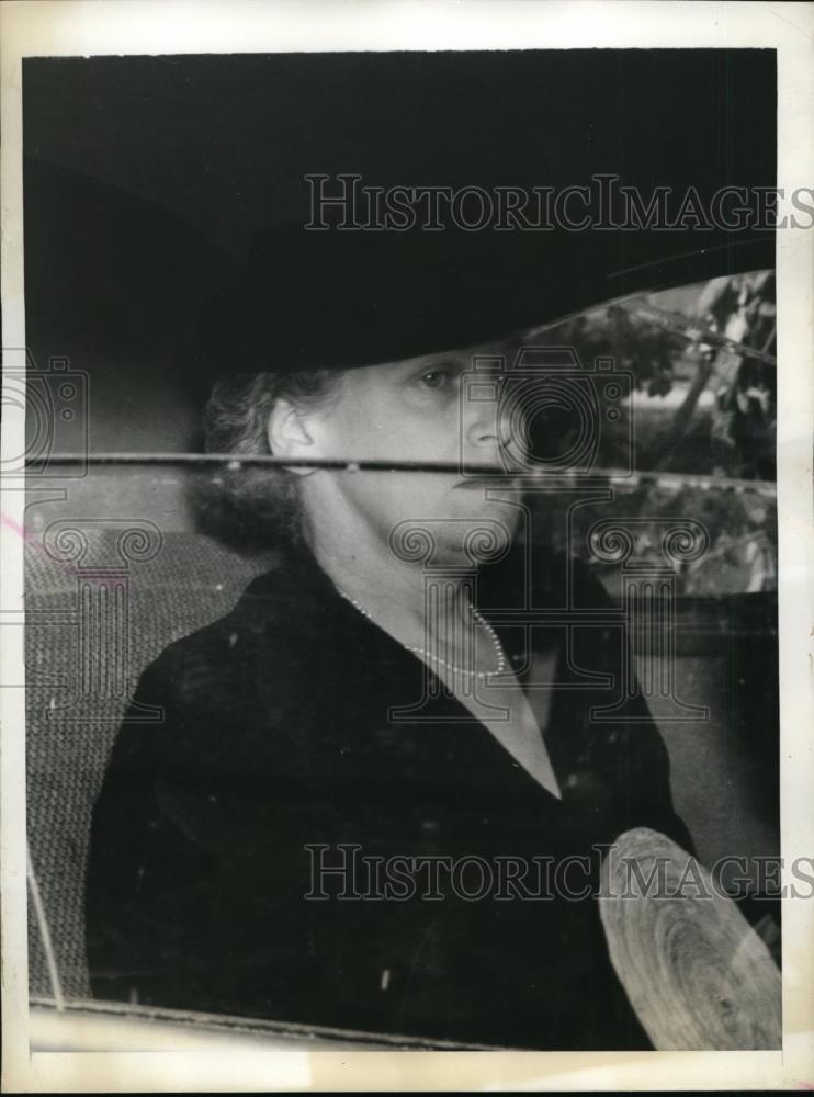 1943 Press Photo Lady Oakes in Car After Testifying at Alfred de Marigny Trial - Historic Images