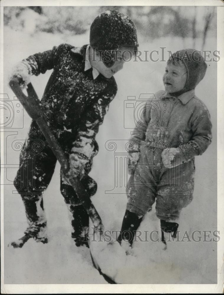 1932 Press Photo Toledo, Ohio, Children Shoveling Snow in Record Storm - Historic Images