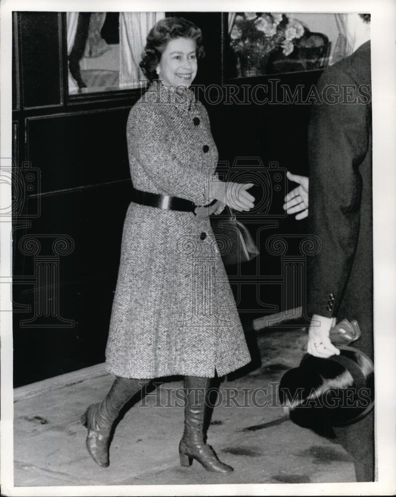 1971 Press Photo Queen Elizabeth II of England at Liverpool St. Station, london - Historic Images