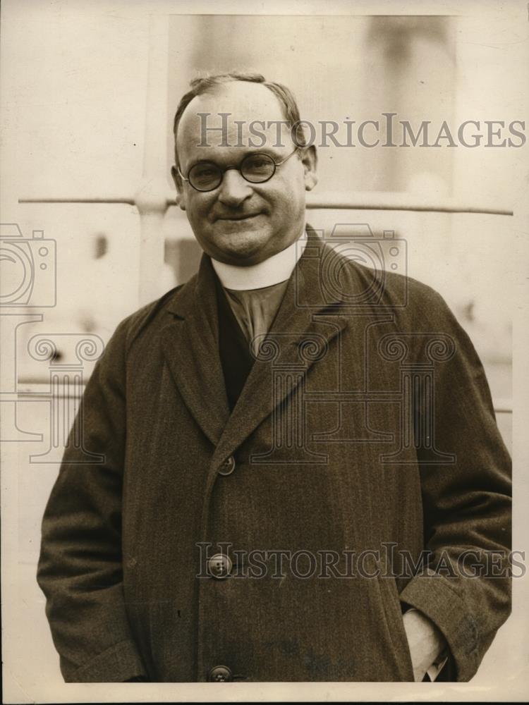 1926 Press Photo Bishop Tucdor Kubina Pictured Arriving Aboard the SS Olympic - Historic Images