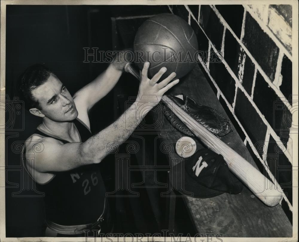 1944 Press Photo Ed Weiland former White Sox pitcher at basketball in Iowa - Historic Images