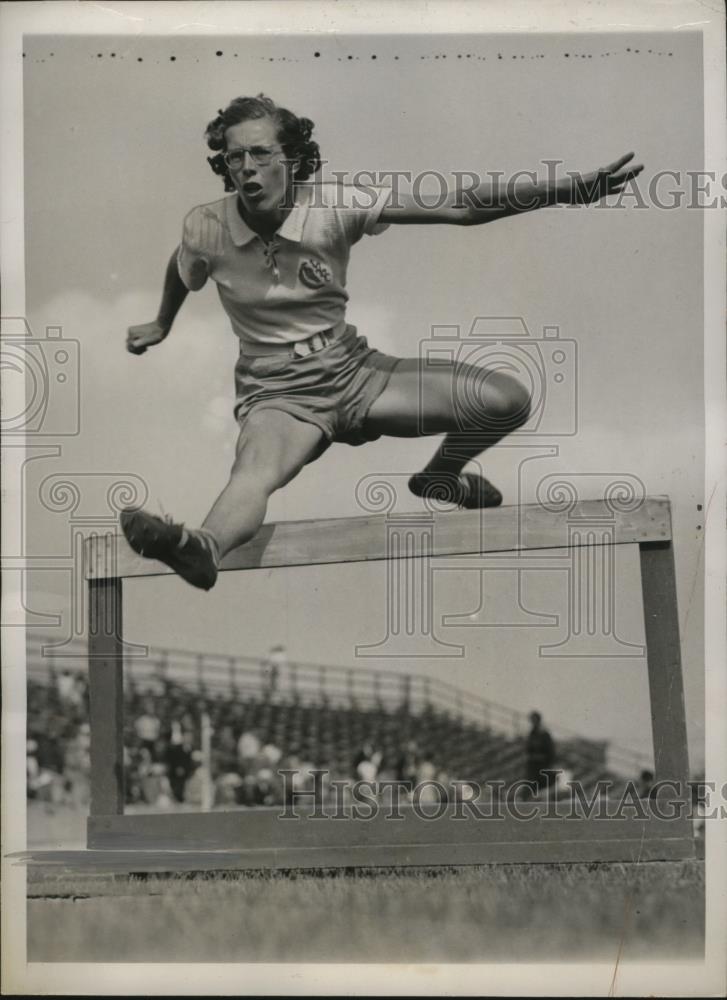 1936 Press Photo Anne O'Brien wins 80 Meter Hurdle event at Women's AAU Meet - Historic Images