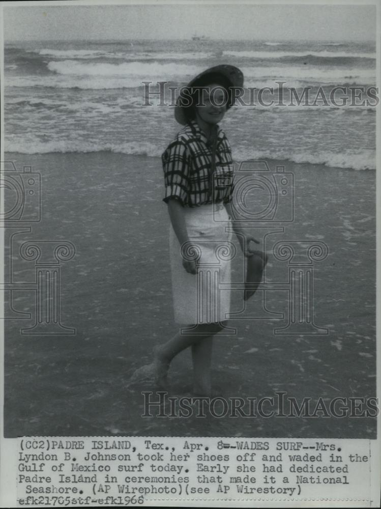 1968 Press Photo Mrs.Lyndon Johnson show off at the Gulf of Mexico Surf - Historic Images