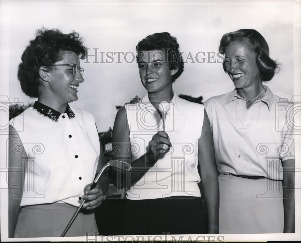 1952 Press Photo Women Golf tourny in Chicago Joyce Slake, Mary Ann Villegas - Historic Images