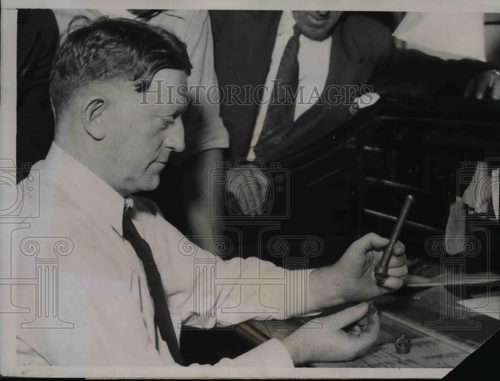 1941 Press Photo Police Officer Holding Miles Kramer Murder Evidence, Chicago - Historic Images