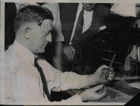1941 Press Photo Police Officer Holding Miles Kramer Murder Evidence, Chicago - Historic Images