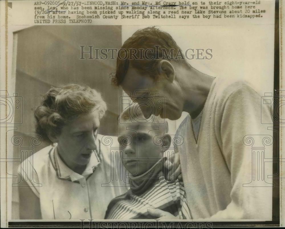 1957 Press Photo Ed Crary &amp; Wife Reunited w Kidnapped son Lee, Washington - Historic Images