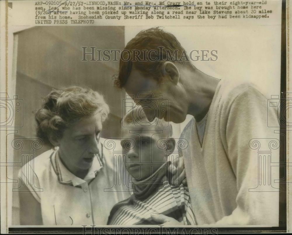 1957 Press Photo Ed Crary & Wife Reunited w Kidnapped son Lee, Washington - Historic Images