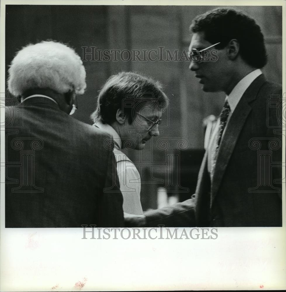 1987 Press Photo Mail bomber Gary Lee Tong flanked by defense attorneys - Historic Images