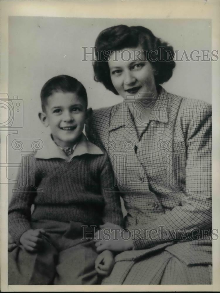 1945 Press Photo Weymouth Pedlar &amp; Mother, Boy with Closed Larynx - nef20824 - Historic Images