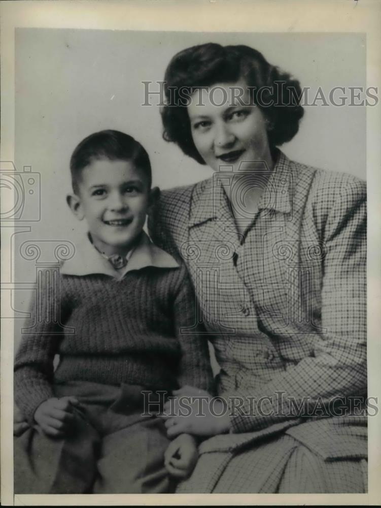 1945 Press Photo Weymouth Pedlar & Mother, Boy with Closed Larynx - nef20824 - Historic Images