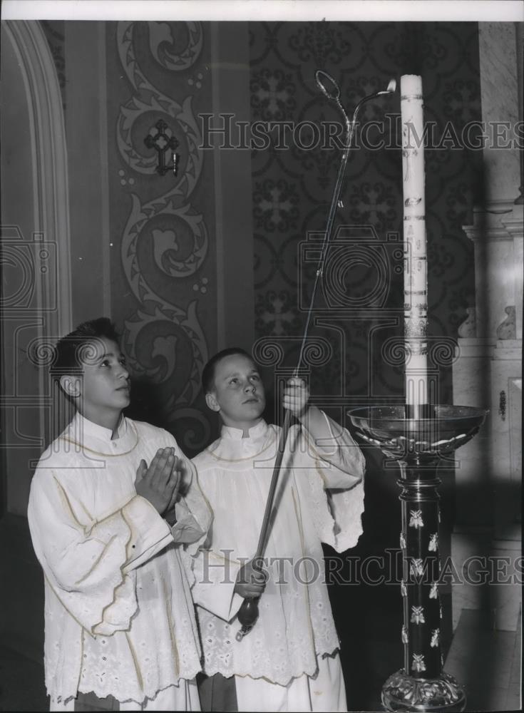 1980 Press Photo Two boys of the parish school of Our Lady of Lourdes - Historic Images