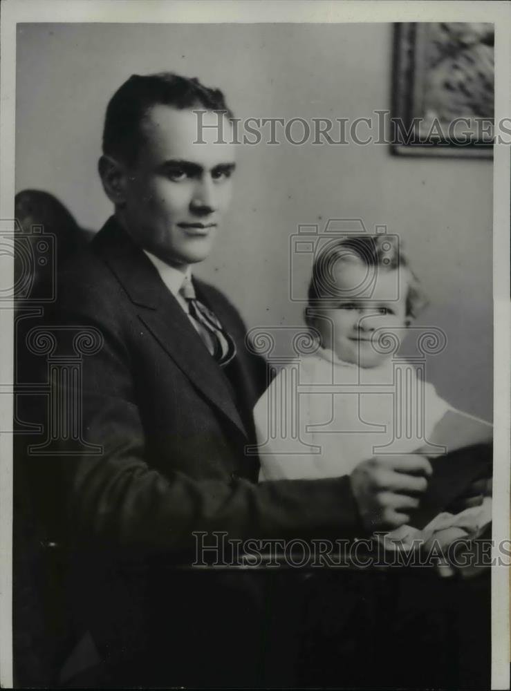 1933 Press Photo The kidnapped William Walton Hall, with his son, Billy. - Historic Images