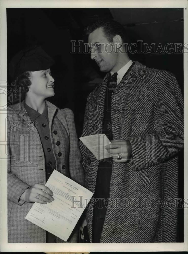 1941 Press Photo Cleveland Police Are First With Marriage Congratulations - Historic Images