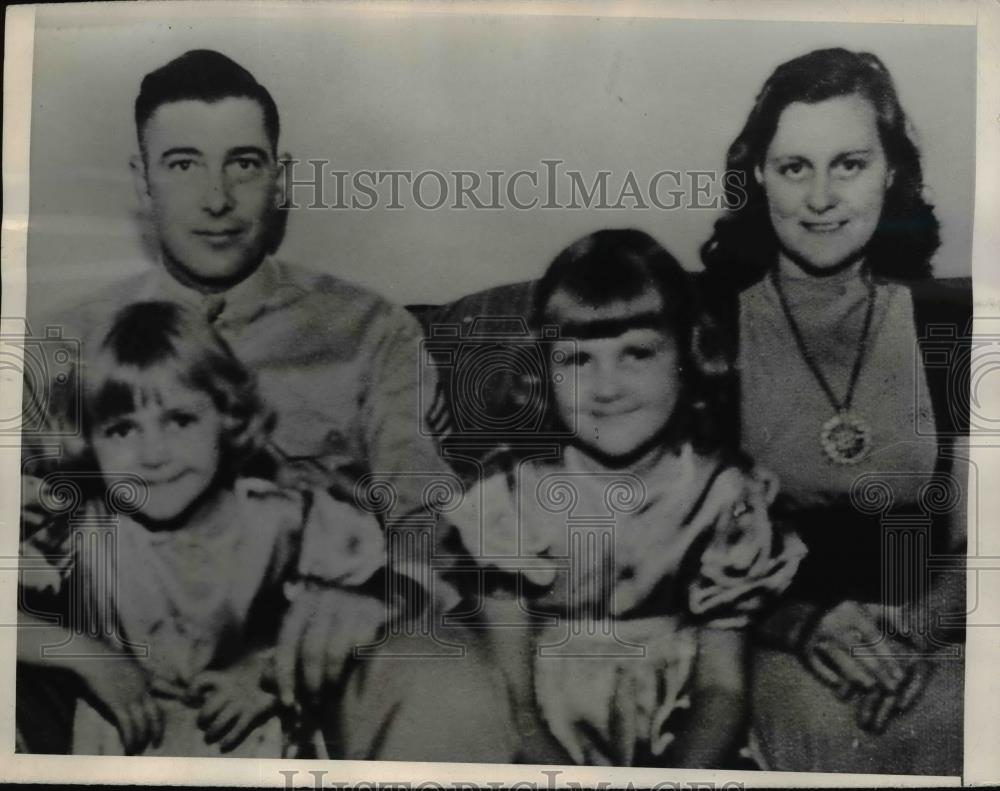 1946 Press Photo Master Sergeant and Mrs. George B. Phillips with two daughters - Historic Images