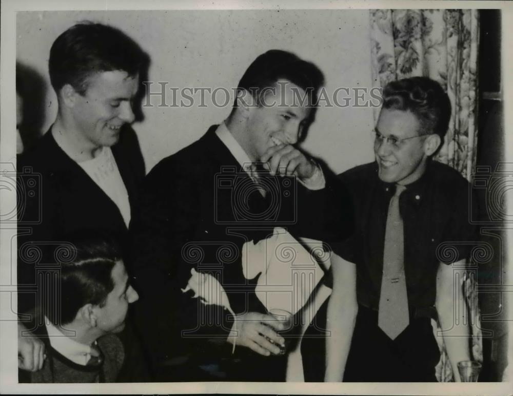 1939 Press Photo John Popplereiter of Ill. eats five mice swallowing them alive - Historic Images
