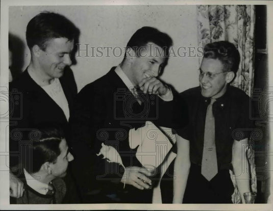 1939 Press Photo John Popplereiter of Ill. eats five mice swallowing them alive - Historic Images