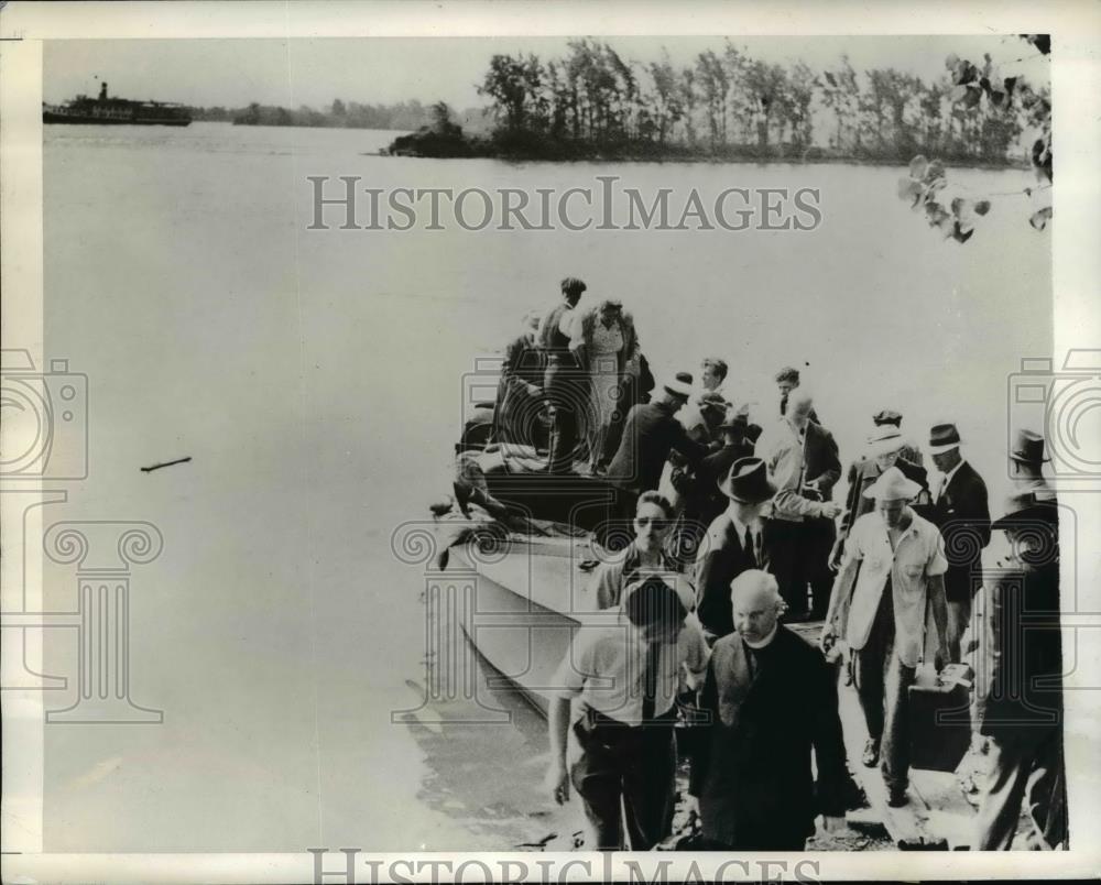 1941 Press Photo Group of 300 Passengers of S.S Rapids Prince stranded - Historic Images