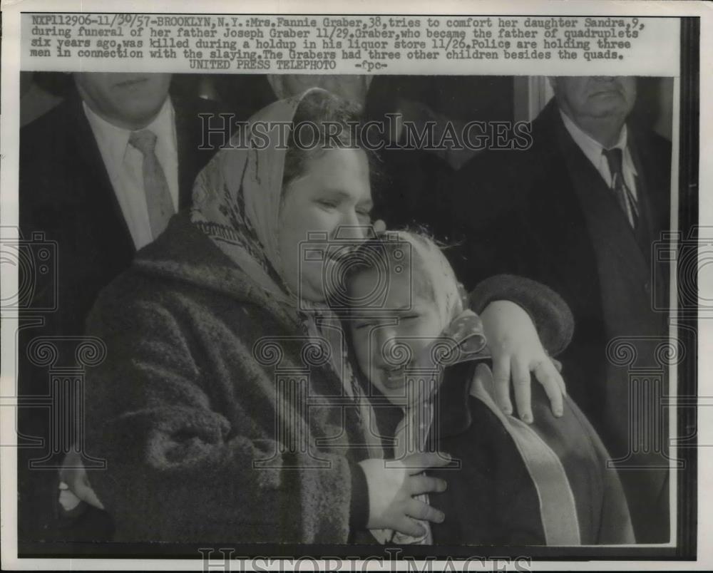 1957 Press Photo Fannie Graber comfort daughter Sandra during funeral of Father - Historic Images